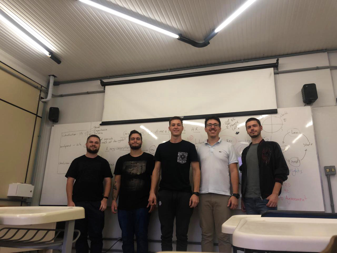 Quatro estudantes realizam a disciplina piloto
