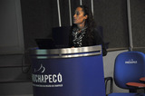 <p>Acadêmica Claudia em apresentação de seu TCC, defesa 2012.2.</p>
