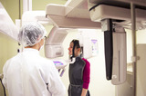 <p>As clínicas do curso de odontologia da Unochapecó possuem também uma sala equipada com aparelho para confecção de radiografias panorâmicas, as quais são realizadas nos pacientes em atendimento nas clínicas do curso, auxiliando no processo ensino-aprendizagem.</p>
<p> </p>