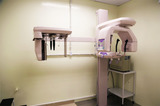 <p>As clínicas do curso de odontologia da Unochapecó possuem também uma sala equipada com aparelho para confecção de radiografias panorâmicas, as quais são realizadas nos pacientes em atendimento nas clínicas do curso, auxiliando no processo ensino-aprendizagem.</p>
<p> </p>