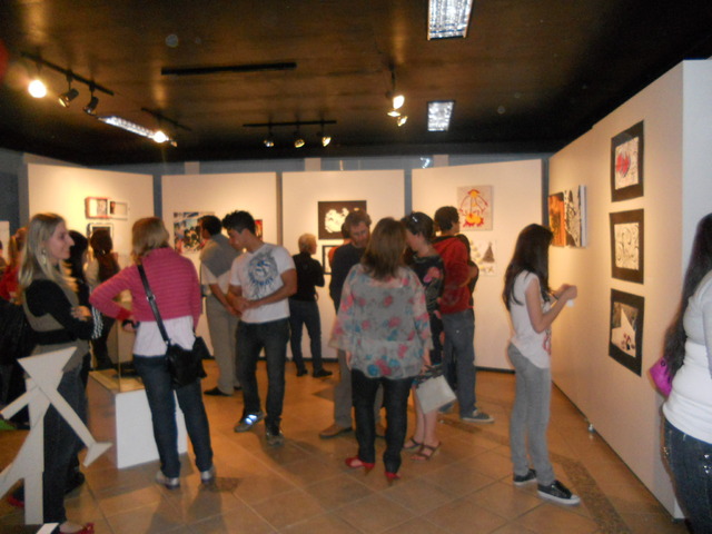 Público prestigiando a exposição - resultado da oficina