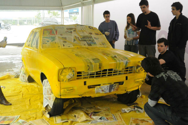 <p>Pintando o Chevette do sr. Tatu. Era branco e ficou amarelo.</p>