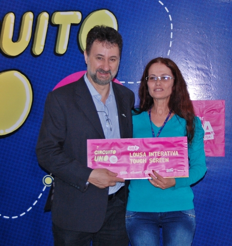 <p>Represetante da Colégio Exponencial recebe o prêmio do Circuito Uno entrege pelo reitor da Unochapecó Odilon Poli</p>