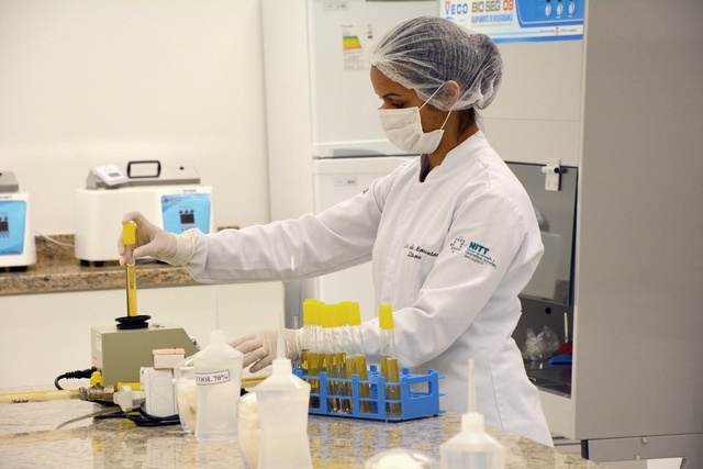 <p>Laboratório de Análises de Alimentos funciona desde 2011 e realiza ensaios microbiológicos em alimentos e água.</p>