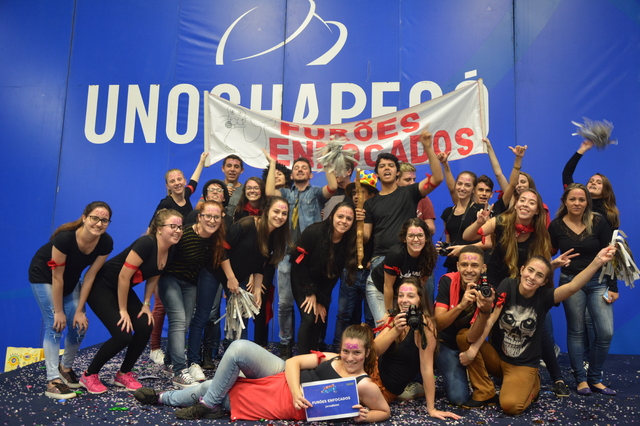 <p>Gincana dos Calouros é promovida duas vezes ao ano pela Unochapecó, oportunidade em que os estudantes participam de diversas provas e concorrem a premiações</p>