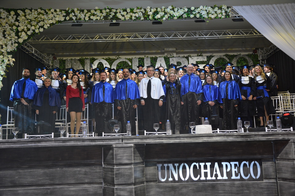 <p>A Formatura Institucional da Unochapecó reuniu mais de 100 estudantes na noite desta terça-feira (23/08)</p>