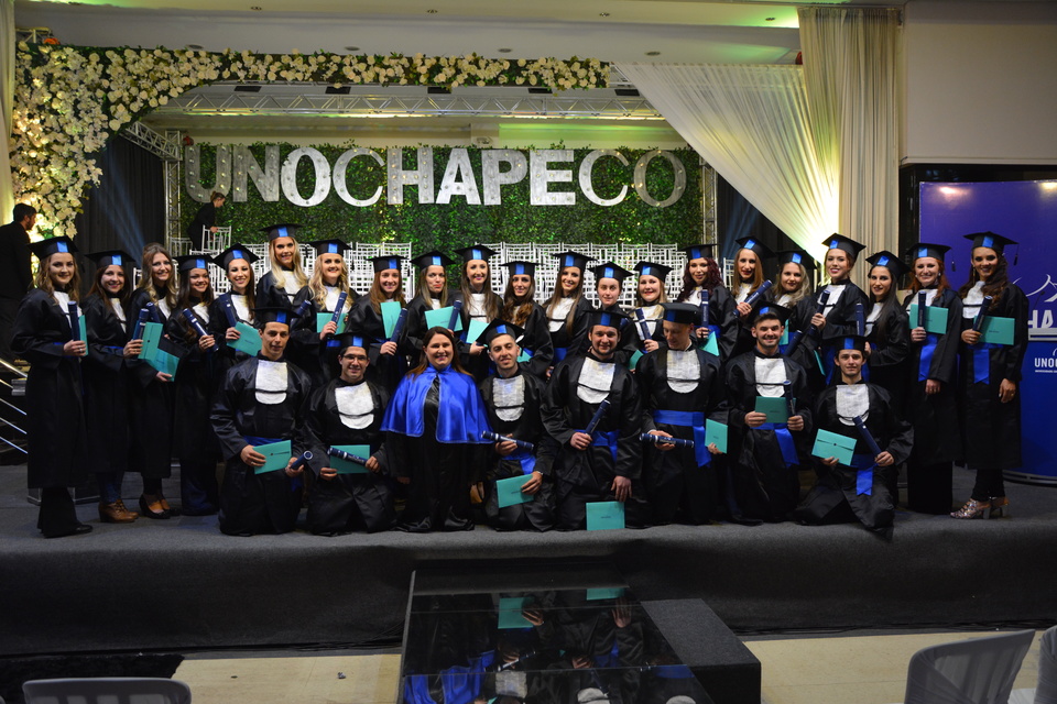 <p>A Formatura Institucional da Unochapecó reuniu mais de 100 estudantes na noite desta terça-feira (23/08)</p>