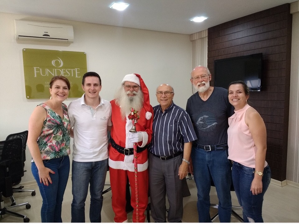 <p>Funcionários da Unochapecó recebem visita do Papai Noel e semeiam o sentimento de gratidão</p>
