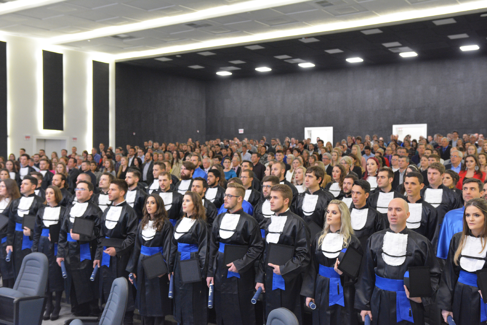 <p>Formatura institucional acontece pela primeira vez no Salão Nobre da Unochapecó</p>