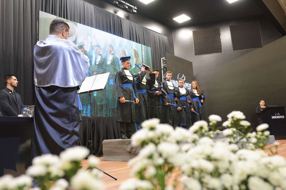 <p>Formatura institucional acontece pela primeira vez no Salão Nobre da Unochapecó</p>