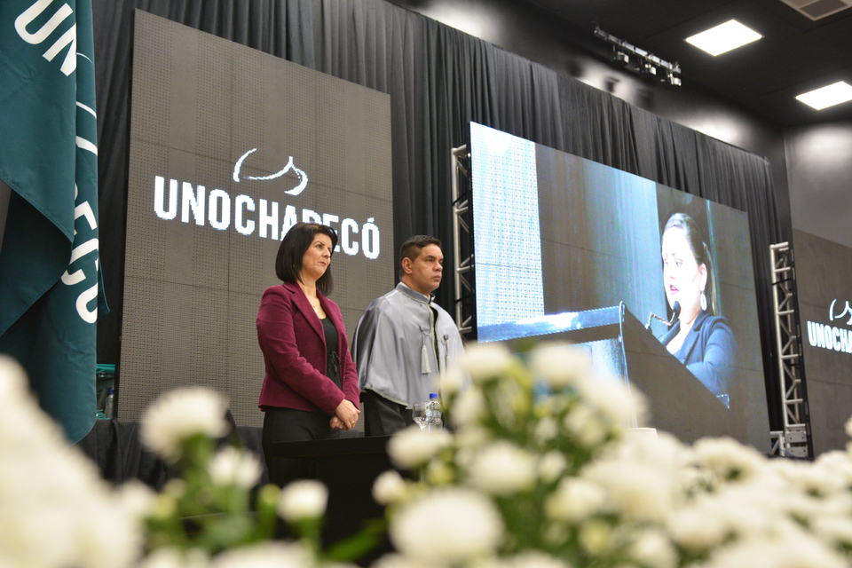 <p>Formatura institucional acontece pela primeira vez no Salão Nobre da Unochapecó</p>