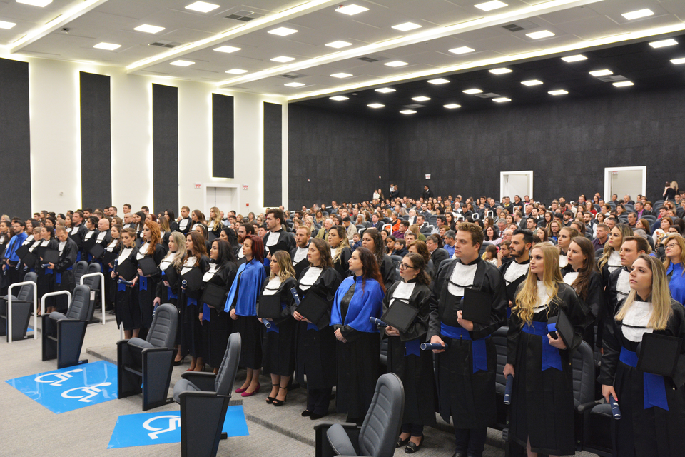 <p>Formatura institucional acontece pela primeira vez no Salão Nobre da Unochapecó</p>