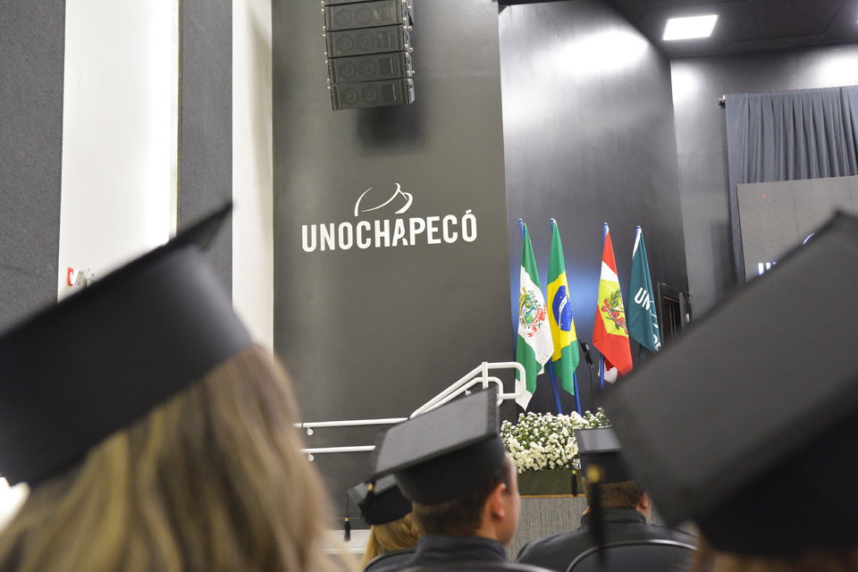 <p>Formatura institucional acontece pela primeira vez no Salão Nobre da Unochapecó</p>