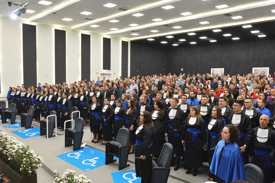 <p>Formatura institucional acontece pela primeira vez no Salão Nobre da Unochapecó</p>