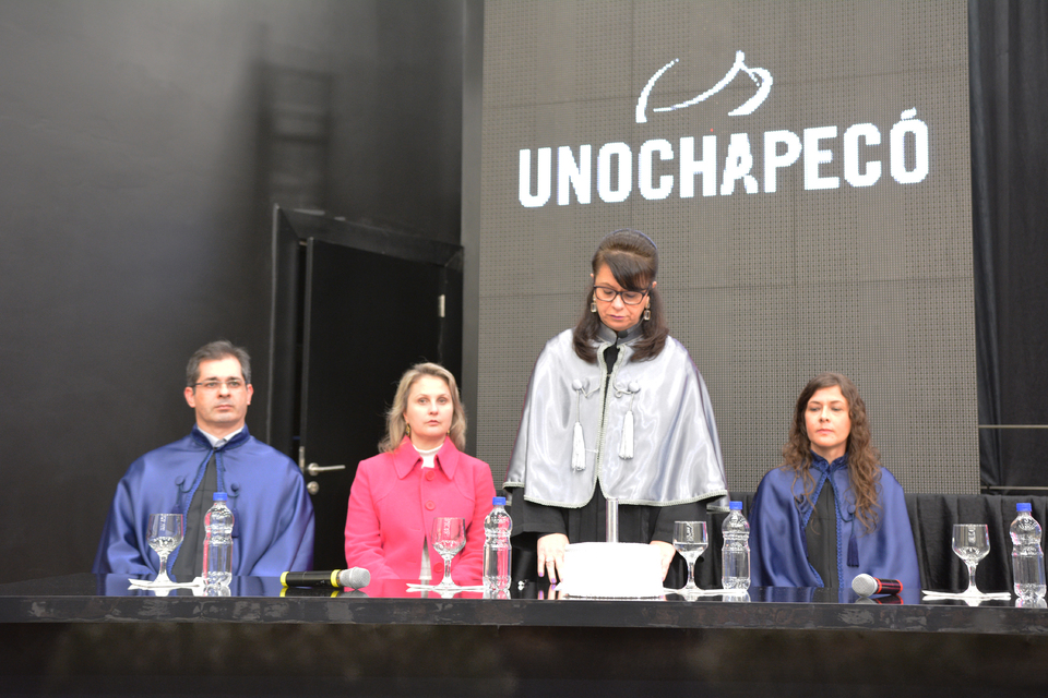 <p>Formatura institucional acontece pela primeira vez no Salão Nobre da Unochapecó</p>