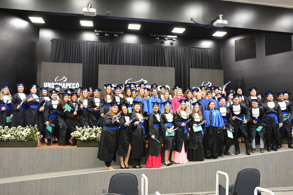 <p>Formatura institucional acontece pela primeira vez no Salão Nobre da Unochapecó</p>