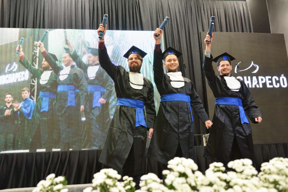 <p>Formatura institucional acontece pela primeira vez no Salão Nobre da Unochapecó</p>