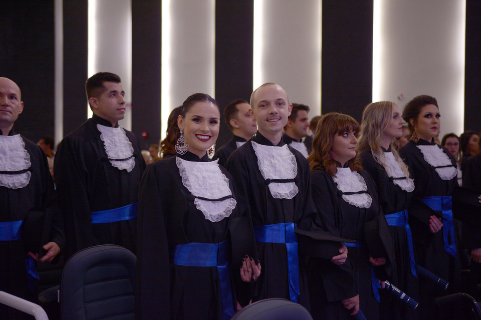 <p>Mais de 400 estudantes colaram grau na formatura institucional da Unochapecó</p>