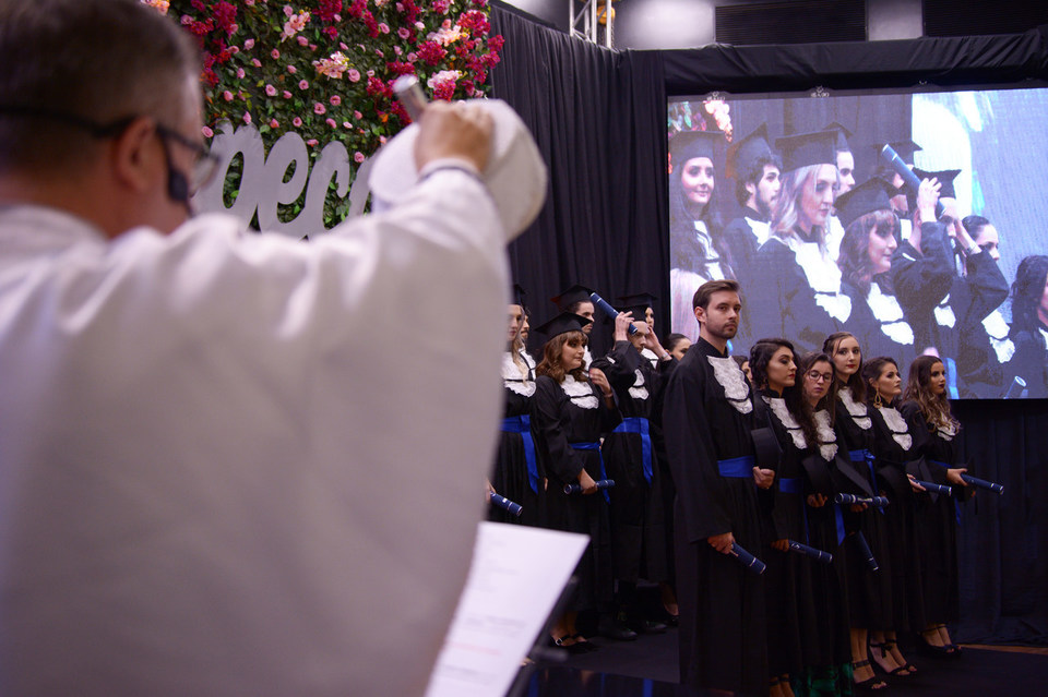 <p>Mais de 400 estudantes colaram grau na formatura institucional da Unochapecó</p>