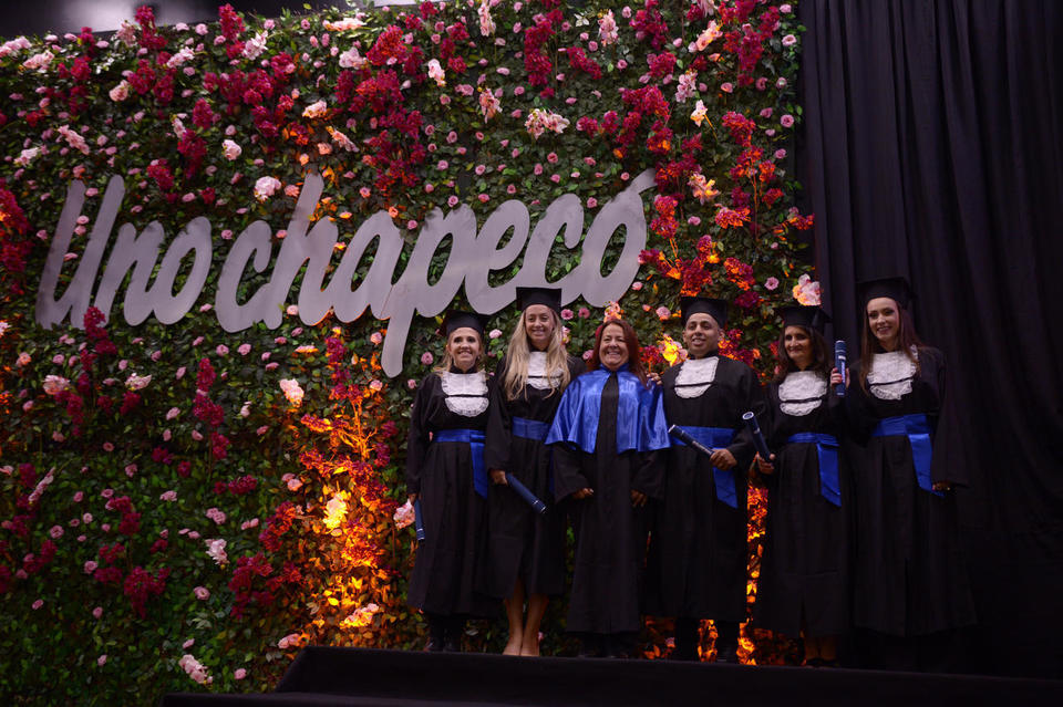 <p>Mais de 400 estudantes colaram grau na formatura institucional da Unochapecó</p>