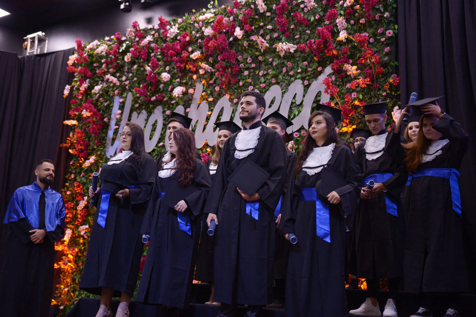 <p>Mais de 400 estudantes colaram grau na formatura institucional da Unochapecó</p>