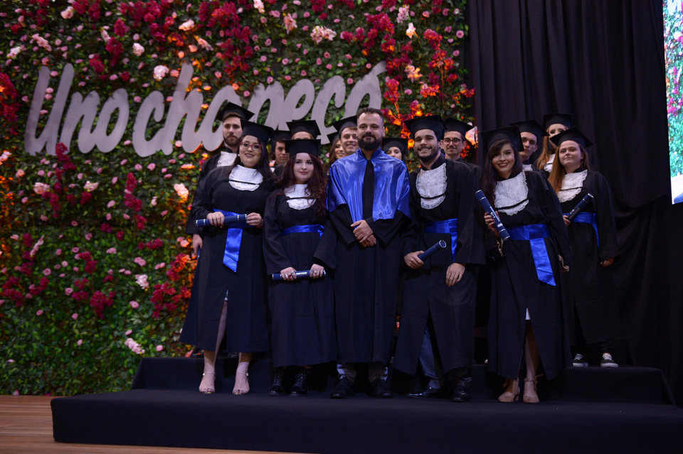 <p>Mais de 400 estudantes colaram grau na formatura institucional da Unochapecó</p>