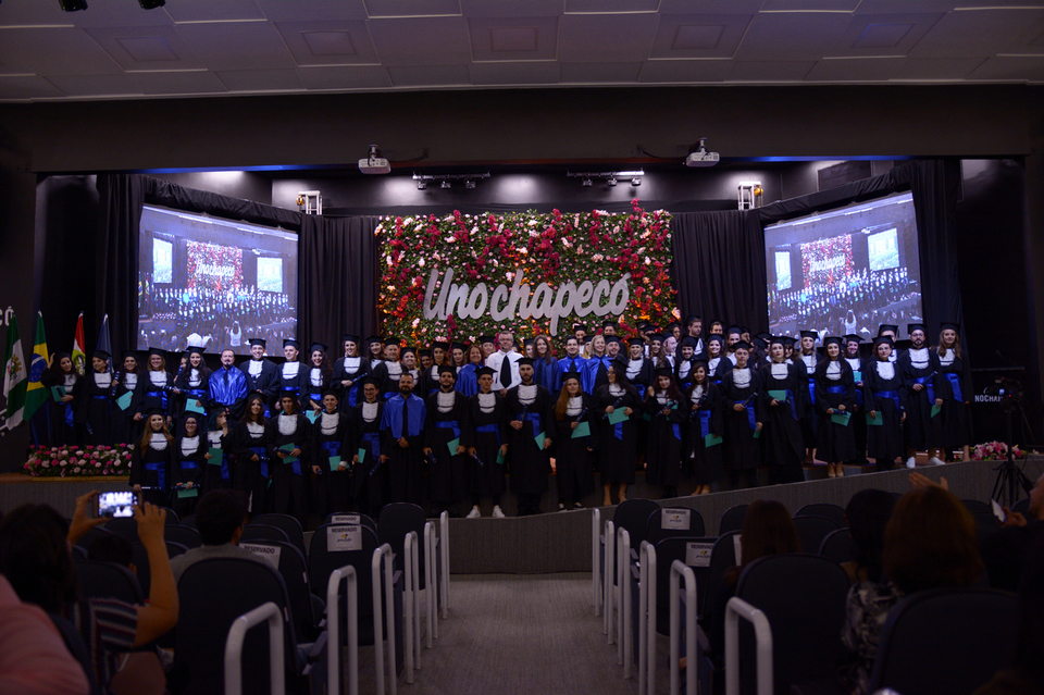 <p>Mais de 400 estudantes colaram grau na formatura institucional da Unochapecó</p>