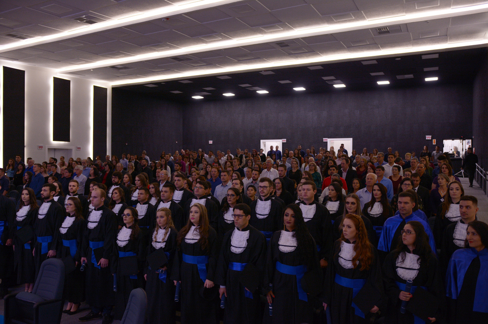 <p>Mais de 400 estudantes colaram grau na formatura institucional da Unochapecó</p>