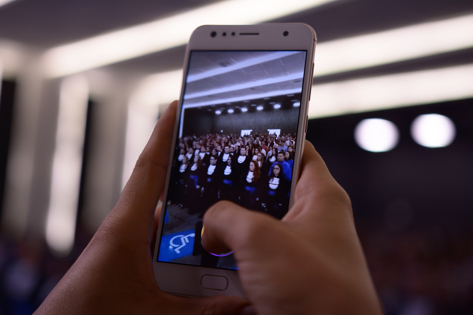 <p>Mais de 400 estudantes colaram grau na formatura institucional da Unochapecó</p>