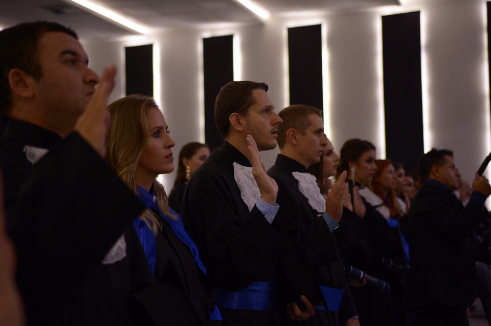 <p>Mais de 400 estudantes colaram grau na formatura institucional da Unochapecó</p>