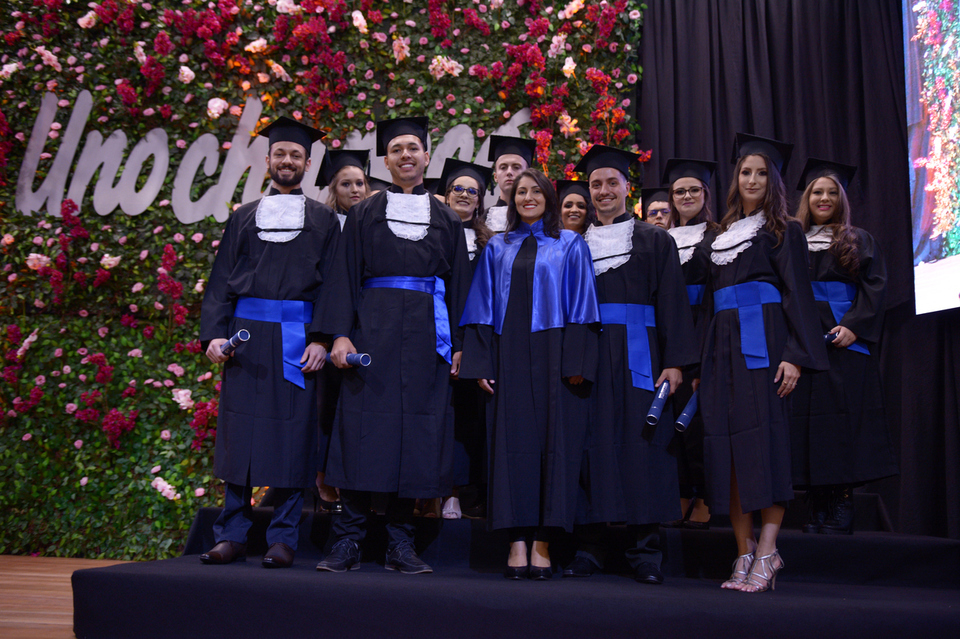 <p>Mais de 400 estudantes colaram grau na formatura institucional da Unochapecó</p>