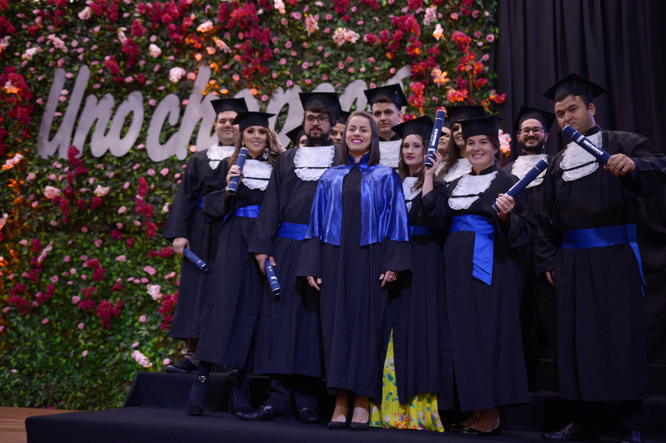 <p>Mais de 400 estudantes colaram grau na formatura institucional da Unochapecó</p>