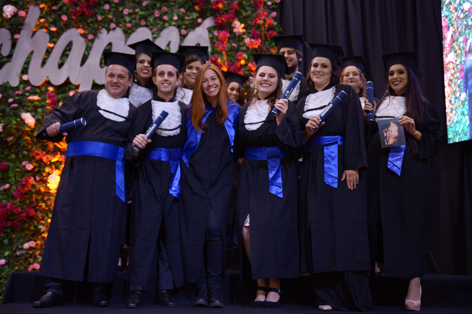 <p>Mais de 400 estudantes colaram grau na formatura institucional da Unochapecó</p>