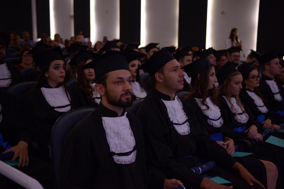 <p>Mais de 400 estudantes colaram grau na formatura institucional da Unochapecó</p>