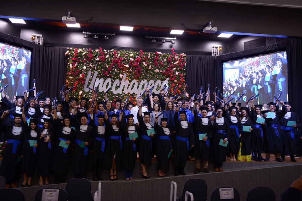 <p>Mais de 400 estudantes colaram grau na formatura institucional da Unochapecó</p>