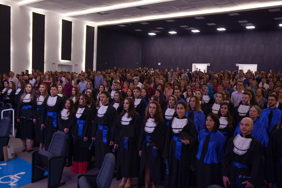 <p>Mais de 400 estudantes colaram grau na formatura institucional da Unochapecó</p>