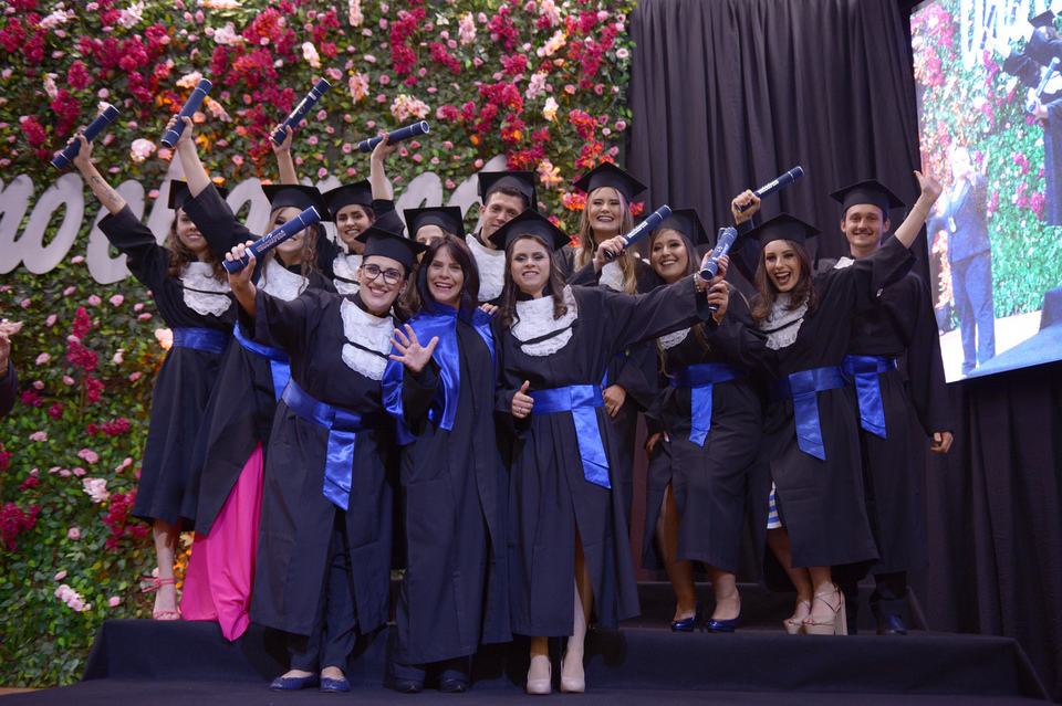 <p>Mais de 400 estudantes colaram grau na formatura institucional da Unochapecó</p>