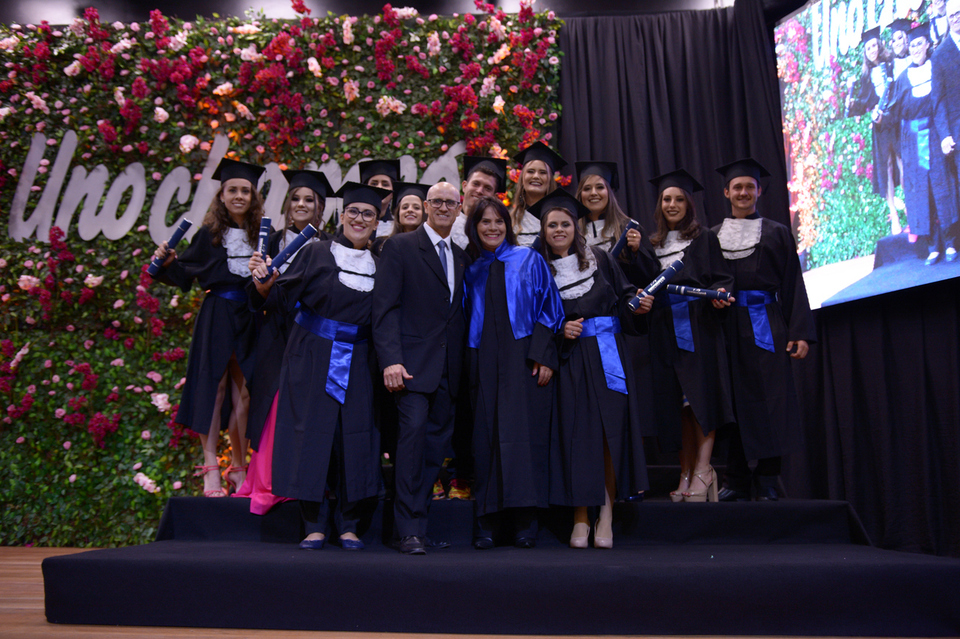 <p>Mais de 400 estudantes colaram grau na formatura institucional da Unochapecó</p>