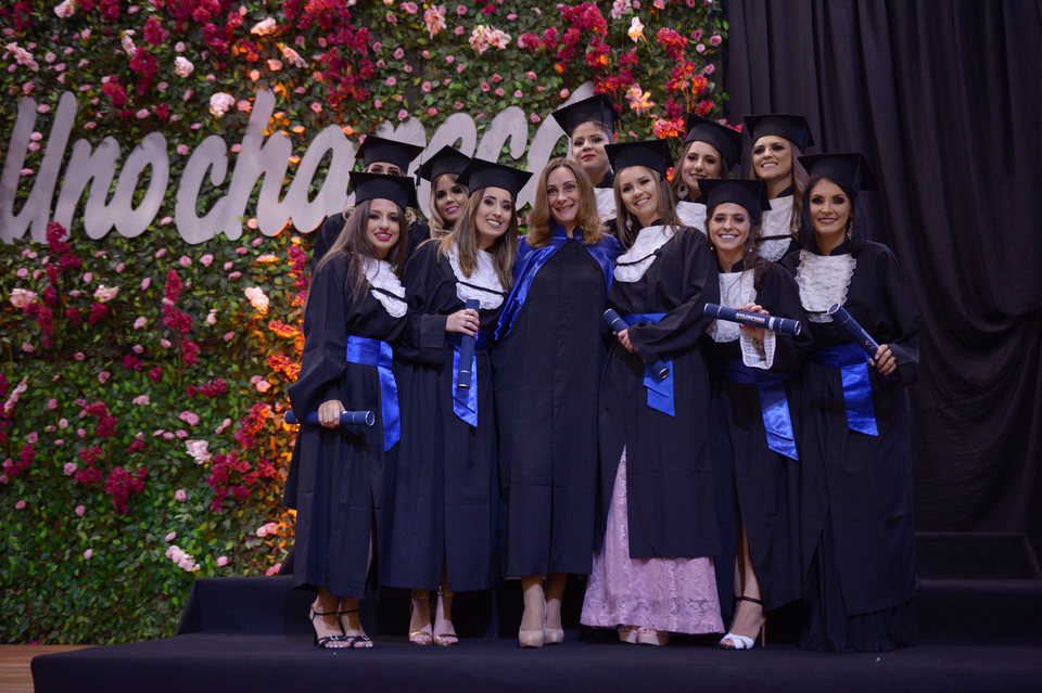 <p>Mais de 400 estudantes colaram grau na formatura institucional da Unochapecó</p>