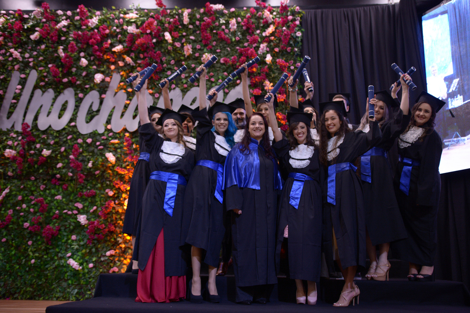 <p>Mais de 400 estudantes colaram grau na formatura institucional da Unochapecó</p>