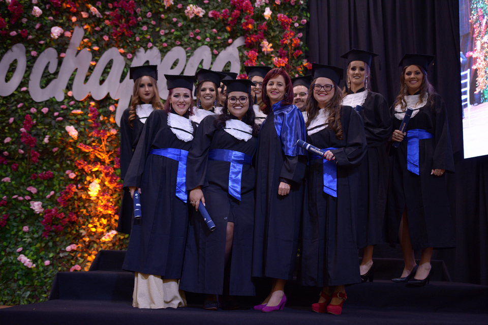 <p>Mais de 400 estudantes colaram grau na formatura institucional da Unochapecó</p>