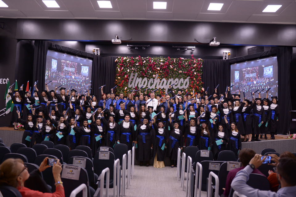 <p>Mais de 400 estudantes colaram grau na formatura institucional da Unochapecó</p>