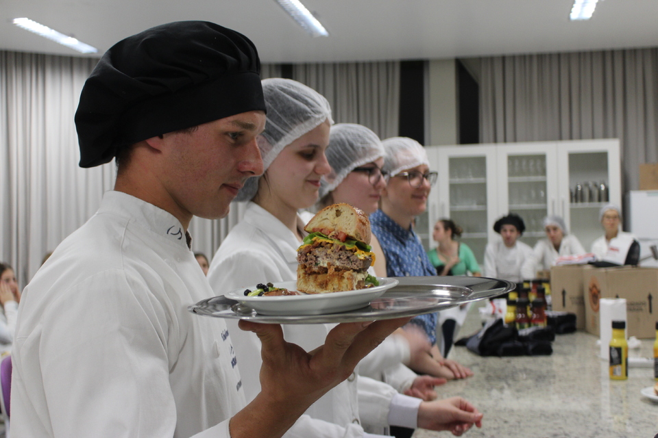<p>Ontem (07/11) os estudantes dos cursos de Gastronomia, Engenharia Química e de Alimentos desenvolveram receitas inéditas de hambúrguer</p>