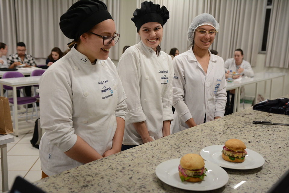 <p>Ontem (07/11) os estudantes dos cursos de Gastronomia, Engenharia Química e de Alimentos desenvolveram receitas inéditas de hambúrguer</p>