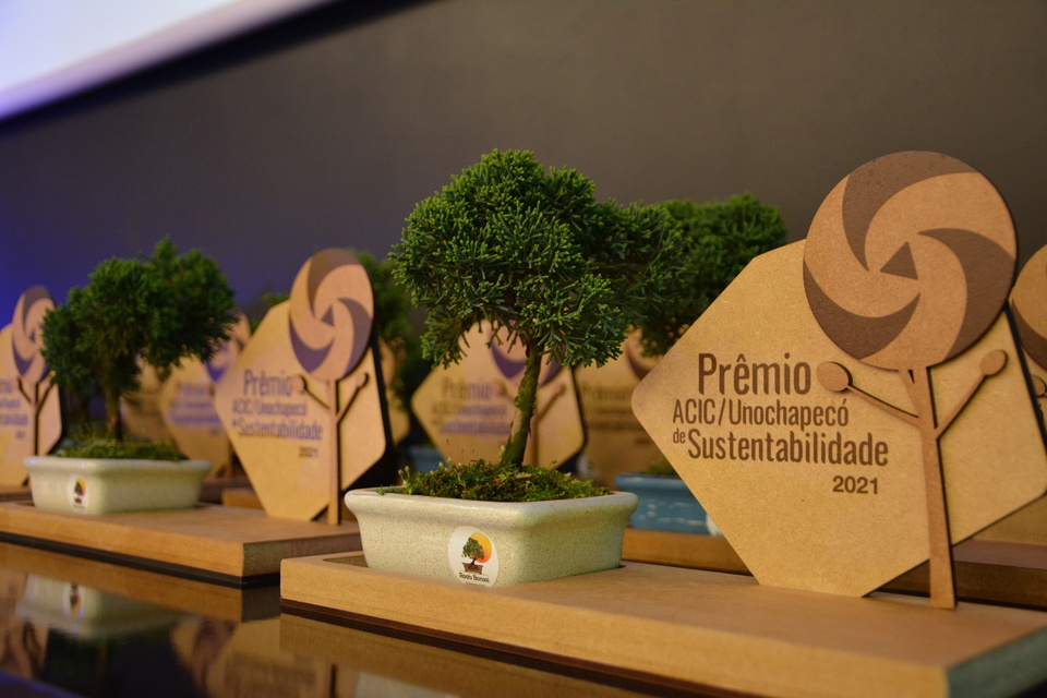 <p>Na noite do dia 28 de setembro foi realizada a entrega da premiação aos vencedores da 2ª edição do Prêmio Acic/Unochapecó de Sustentabilidade</p>