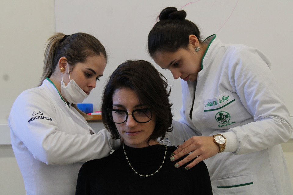 <p>Ação organizada pela DGR e o curso de Biomedicina promoveu uma dia de beleza para as mães da Universidade. Fotos: Débora Theobald e Ionara Virmes/Unochapecó.</p>