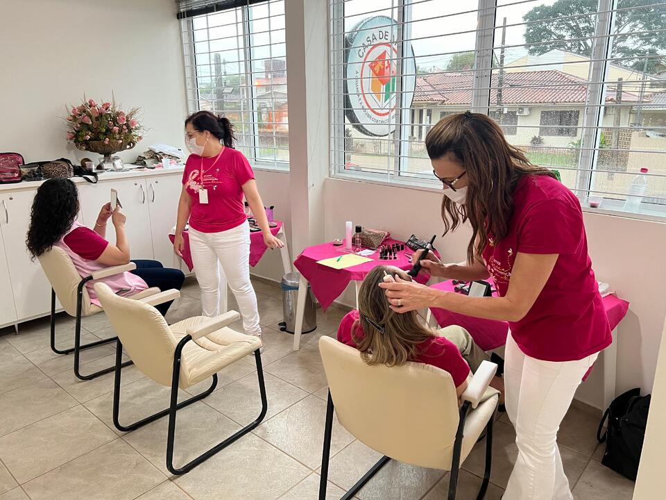 <p>Cursos da Escola da Saúde e Rede Feminina de Combate ao Câncer encerram programação do Outubro Rosa com ação coletiva.</p>