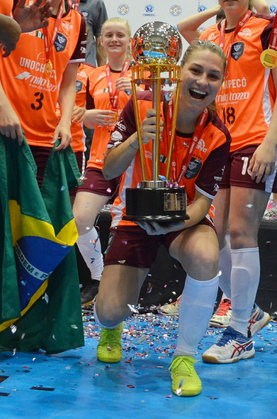 As atletas comemoraram o título conquistado no Paraguai