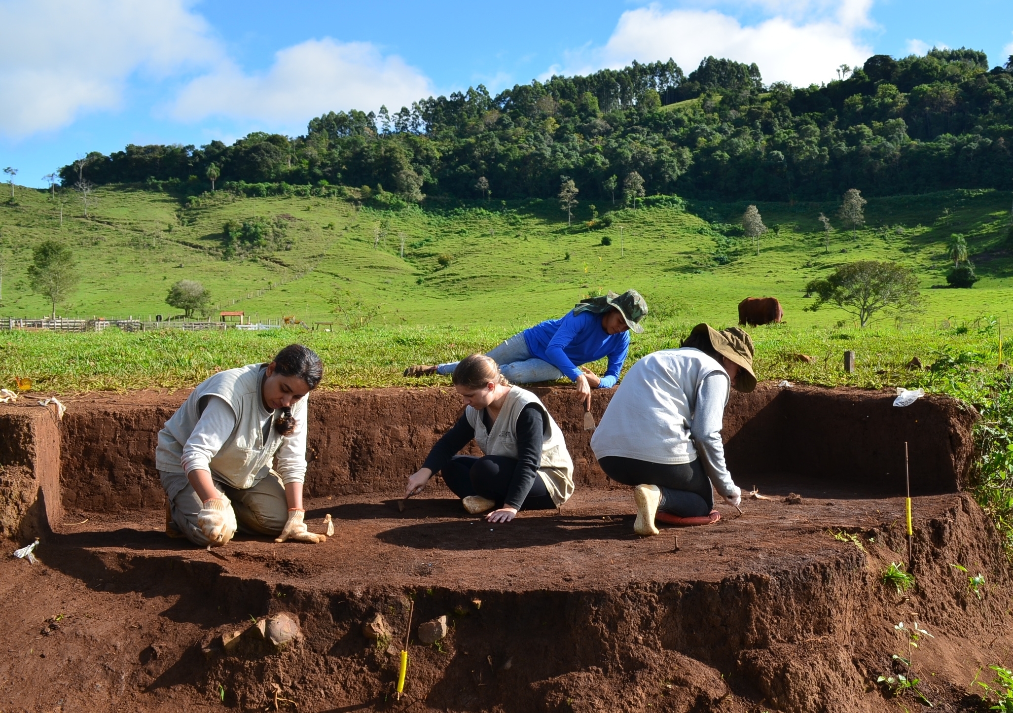 Arqueólogos do Ceom e da França escavam área habitada por povo Guarani