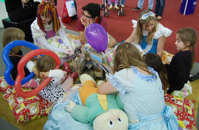 Contação de histórias, pinturas e balões animaram as crianças durante o sábado